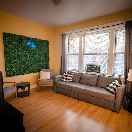 4 Bdrm In Heart Of Wicker Park Apartment